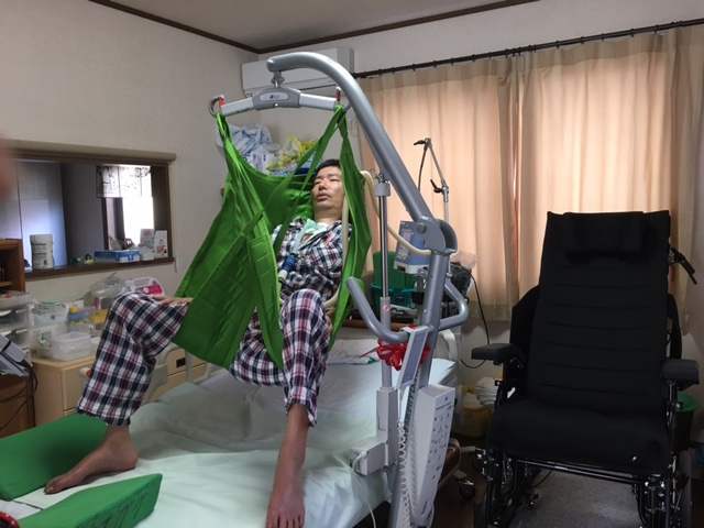 リフターを使って車椅子移乗