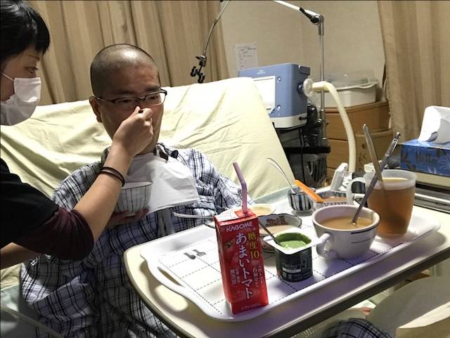 ベッド上で食事介助を受ける